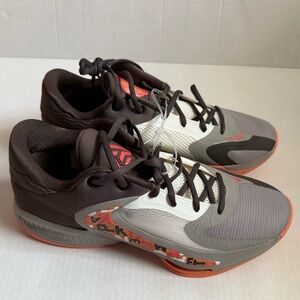 Nike Giannis Antetokounmpo Gray Zoom Freak 4 Low Top Shoe